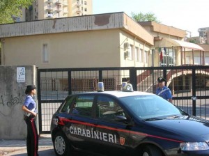 i carabinieri davanti alla scuola Francesca Morvillo