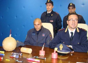 polizia-petardi2 l'artificiere del XII Reparto Mobile e il vice questore aggiunto Gerlando Costa
