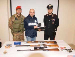 Le armi sequestrate nel corso di rastrellamenti in altre zone