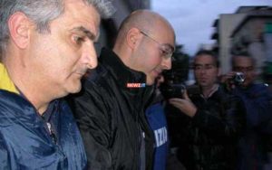 Pietro Criaco tra due agenti di polizia