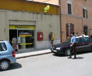 carabinieri davanti a un ufficio postale