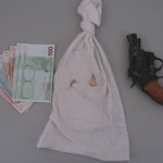 La pistola, il passamontagna e il denaro