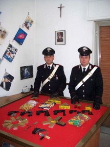 I Carabinieri con le armi sequestrate