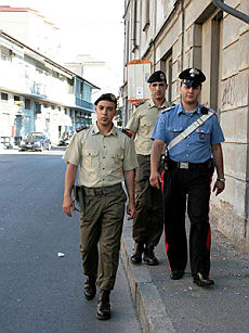Carabinieri e soldati impegnati nel controllo del territorio