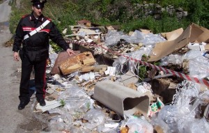 Il deposito di rifiuti sequestrato dai Carabinieri