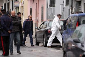 I carabinieri al lavoro sull'automobile rinvenuta in via Saracinello (photo Asa)