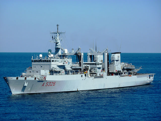 La nave Etna della Marina Militare