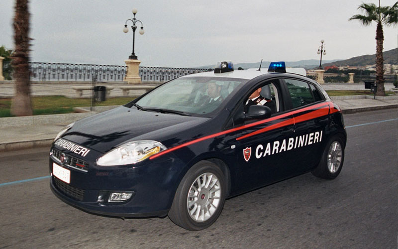 Una gazzella dei Carabinieri sfreccia in via Marina a Reggio Calabria