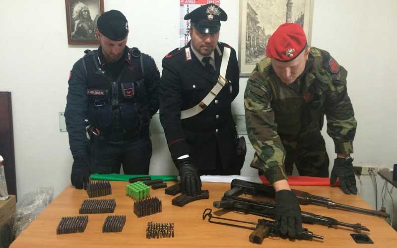 I Carabinieri esaminano armi e munizioni