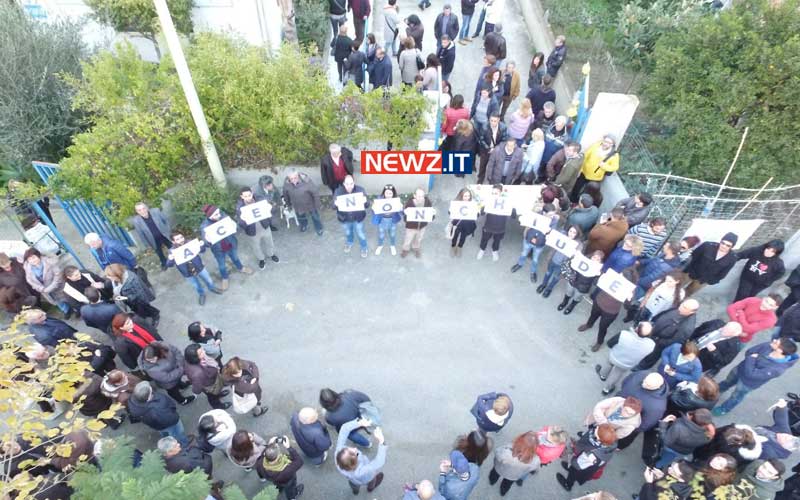 I giovani espongono insieme la scritta "Ace non chiude" (foto gentilmente concessa da PK Drones)