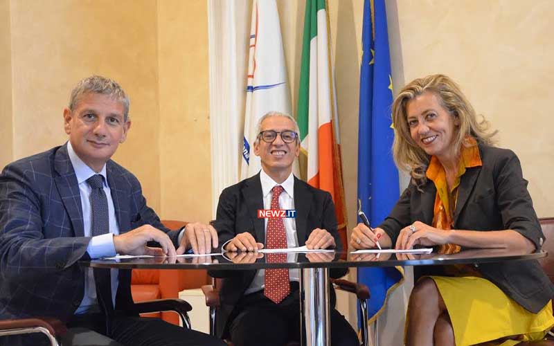 la firma del protocollo d’intesa: da sinistra Francesco Greco, Francesco Cavallaro e Michela Mantovani