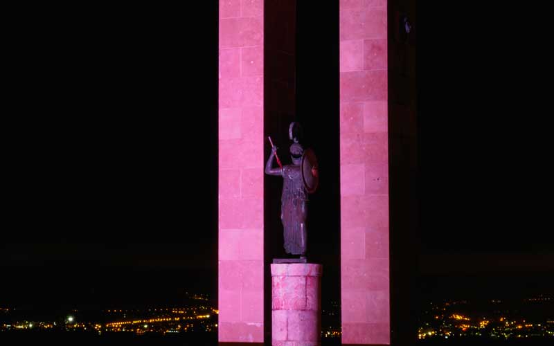 Reggio Calabria, lungomare, la statua della dea Athena si tinge di rosa per il Giro d'Italia