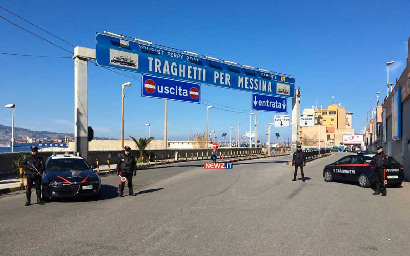 Carabinieri agli imbarcaderi dei traghetti di Villa San Giovanni