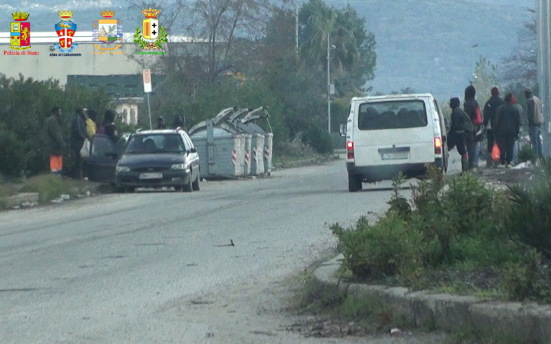 San Ferdinando. Lavoratori attendono fuori dalla Tendopoli i "caporali"