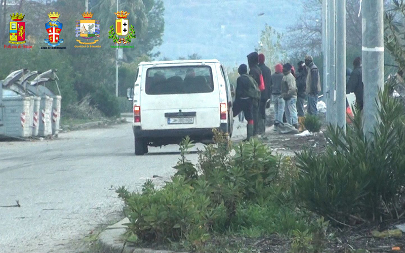 San Ferdinando. Lavoratori attendono fuori dalla Tendopoli i "caporali"