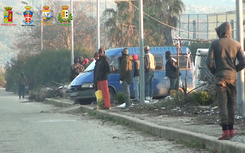 San Ferdinando. Lavoratori attendono fuori dalla Tendopoli i "caporali"