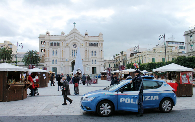 Controlli della Polizia a Piazza Duomo durante le festività natalizie