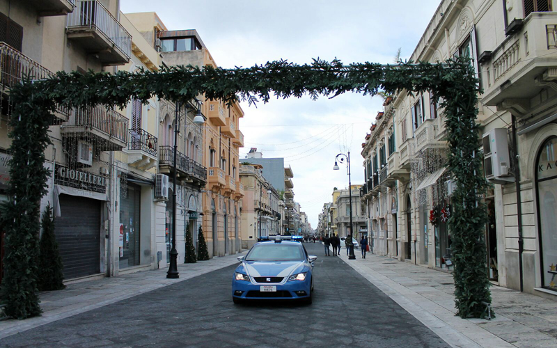 Controlli della Polizia durante le festività natalizie, una pattuglia sul Corso Garibaldi