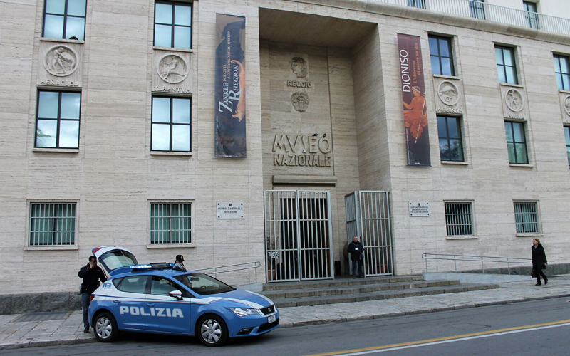 Polizia davanti al Museo Archeologico durante le festività natalizie