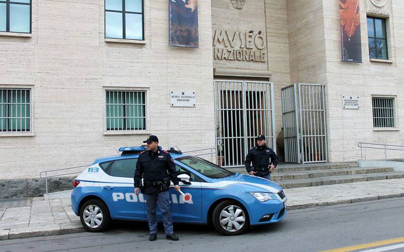 Polizia davanti al Museo Archeologico durante le festività natalizie