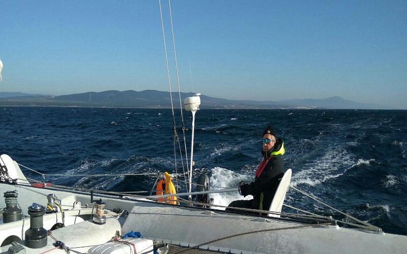 Bruno Cardile, skipper, col Trimarano in vista della costa calabrese