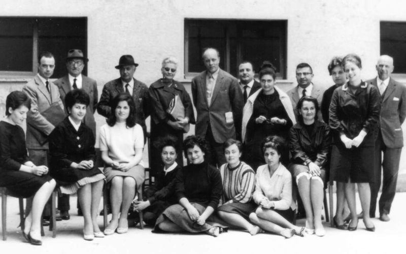 Una foto di gruppo con il prof. Fiorentino da giovane. Archivio Genella D'Africa