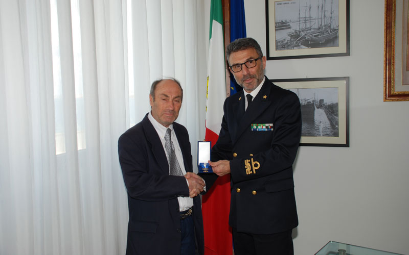 Consegna medaglia d'onore della Guardia Costiera a Salvatore Scopelliti