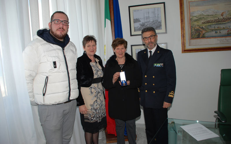 Consegna medaglia d'onore della Guardia Costiera a Vincenzo Iannì,, ritirano le figlie Antonina e Carmela e il nipote Giuseppe