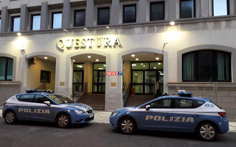 Volanti davanti alla Questura