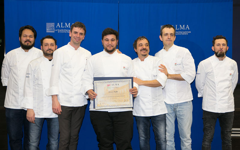Il neo-cuoco reggino Bruno Raffa e i docenti della Scuola Internazionale di Cucina Italiana