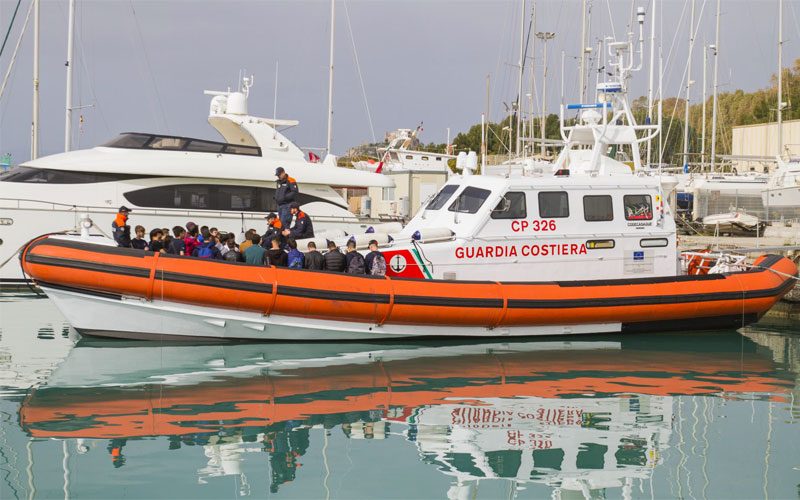 Roccella Jonica. Studenti in visita all'ufficio marittimo della Guardia Costiera per Giornate del mare e cultura marinara