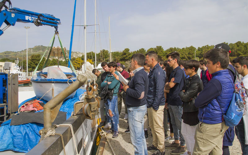 Roccella Jonica. Studenti in visita all'ufficio marittimo della Guardia Costiera per Giornate del mare e cultura marinara