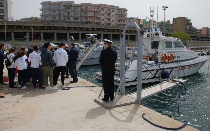 Porto di Reggio Calabria. Studenti visitano imbarcazione della Guardia Costiera