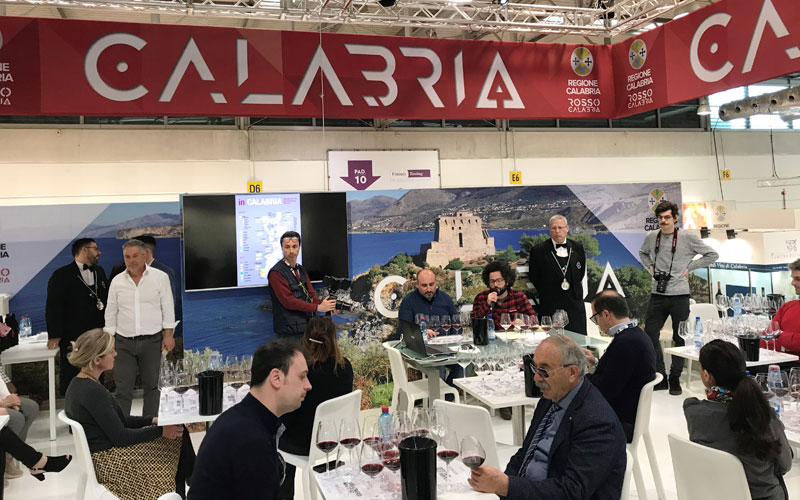 Vinitaly 2018. Degustazione di vini allo stand della Calabria