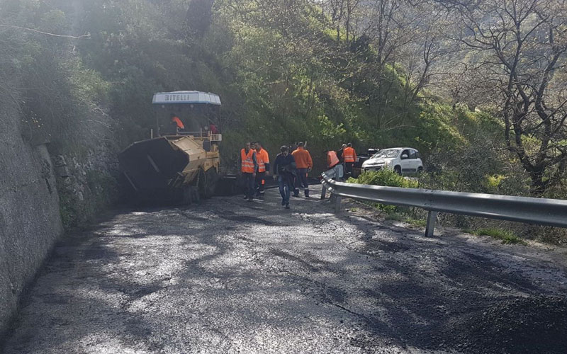 I lavori di bitumazione sulla strada Trunca - Santa Venere