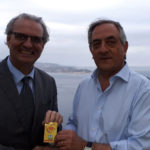 Molinaro consegna la tessera Coldiretti a presidente Accademia Bergamotto Vittorio Caminiti