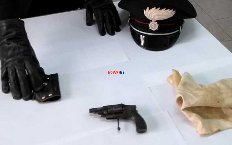 La pistola sequestrata dai Carabinieri