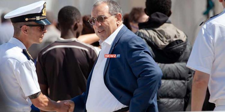 Il prefetto Michele Di Bari assiste a uno sbarco di migranti