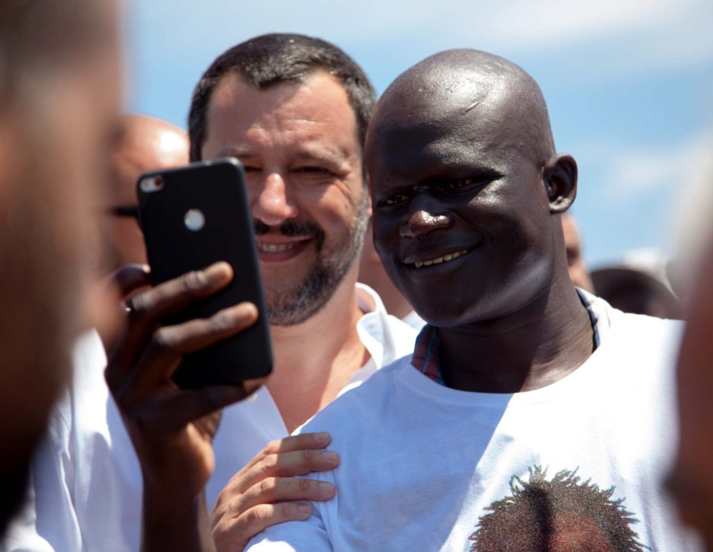 Matteo Salvini selfie con extracomunitario africano