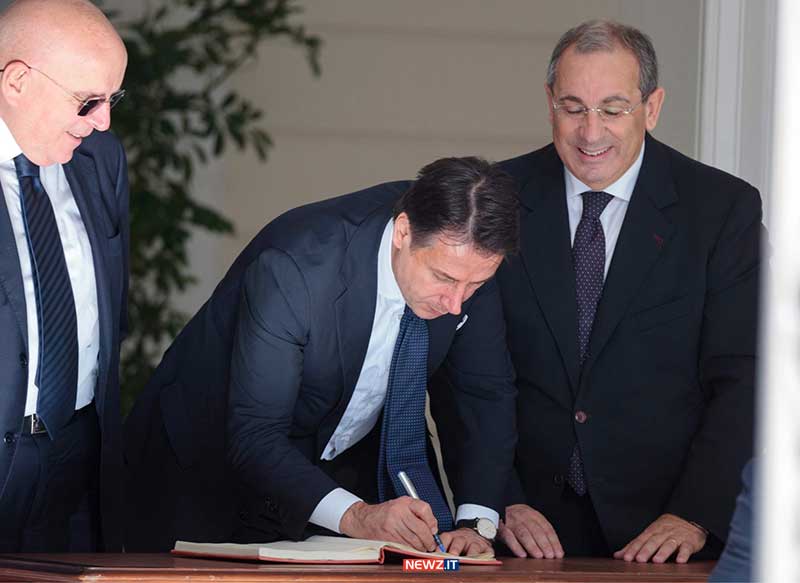 Giuseppe Conte firma il registro contro la 'ndrangheta