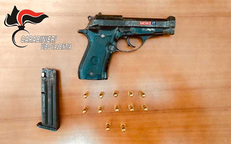 La pistola e le munizioni sequestrate dai Carabinieri