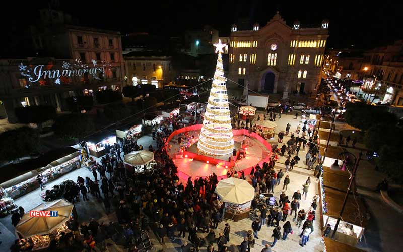 Albero di Natale in piazza Duomo 2018 (photo Posabì di Bruno Giordano)
