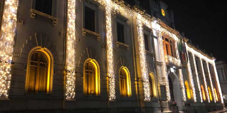 Palazzo San Giorgio, sede del Comune di Reggio Calabria, illuminato per Natale