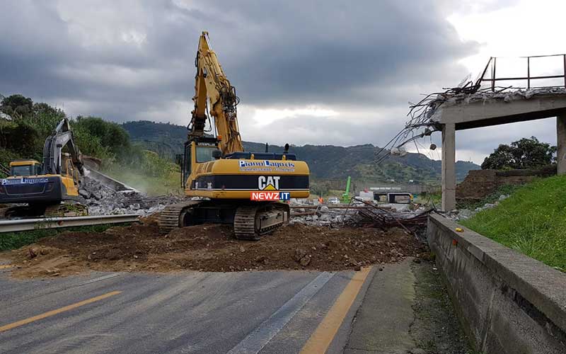 Autostrada A2: demolito un piccolo cavalcavia tra gli svincoli di Gallico e Reggio Calabria porto