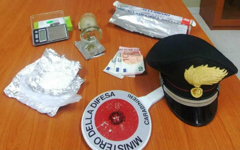 Carabiniere si finge postino entra in casa e arresta spacciatore: la droga sequestrata