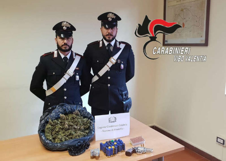 I Carabinieri mostrano la droga, il revolver e le munizioni sequestrate