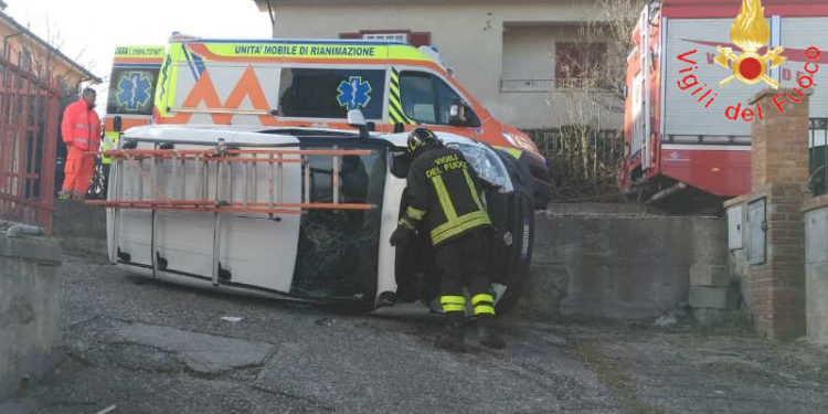 Dipignano. Autovettura furgonata telecomunicazioni si ribalta in un cortile privato tra le abitazioni: soccorritori in azione