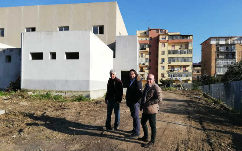 Sopralluogo di Paris e Latella al cantiere della palestra di Ravagnese