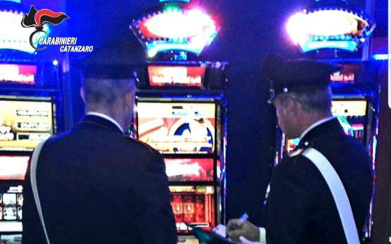 Carabinieri in una sala slot