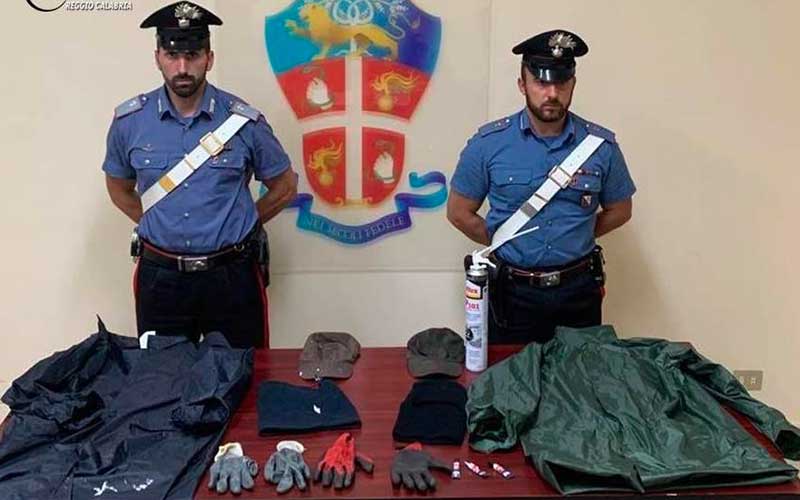 Gli indumenti sequestrati dai Carabinieri